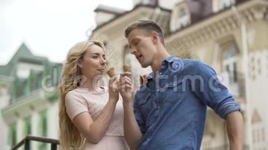 男女双方都爱吃冰淇淋，互相看着对方，嬉戏